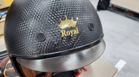 Giao nhanh, đủ phụ kiện. 
Nếu so sánh với hình mẫu của shop thì bị sai lệch:
- Logo in nhòe, màu không đẹp, không phải logo nổi của shop đăng
- Lỗ thông gió bằng nhựa, không phải inox lưới
- Miếng nhựa sau nón phía dưới không có chữ Roc.
Shop làm rõ cho mình những thắc mắc trên.