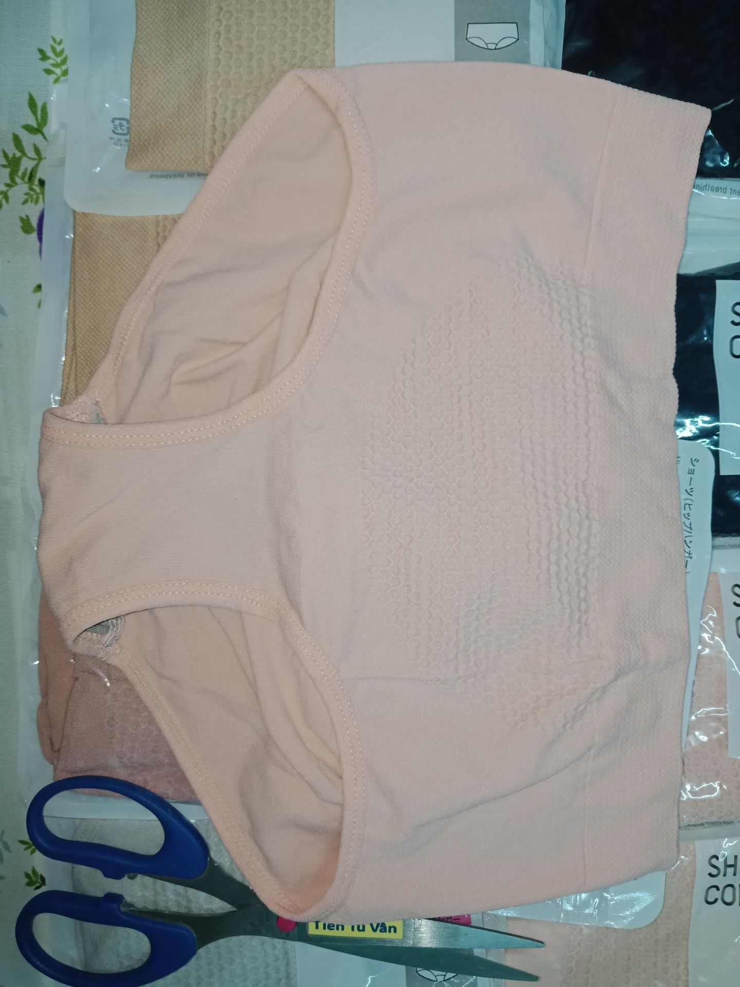 Quần đẹp, giá này thì quá rẻ rồi. Mua 10 cái có 2 cái size nhỏ, 8 cái lớn. Gói hàng cẩn thận, giao hàng nhanh, màu giao cũng đều lắm nè.