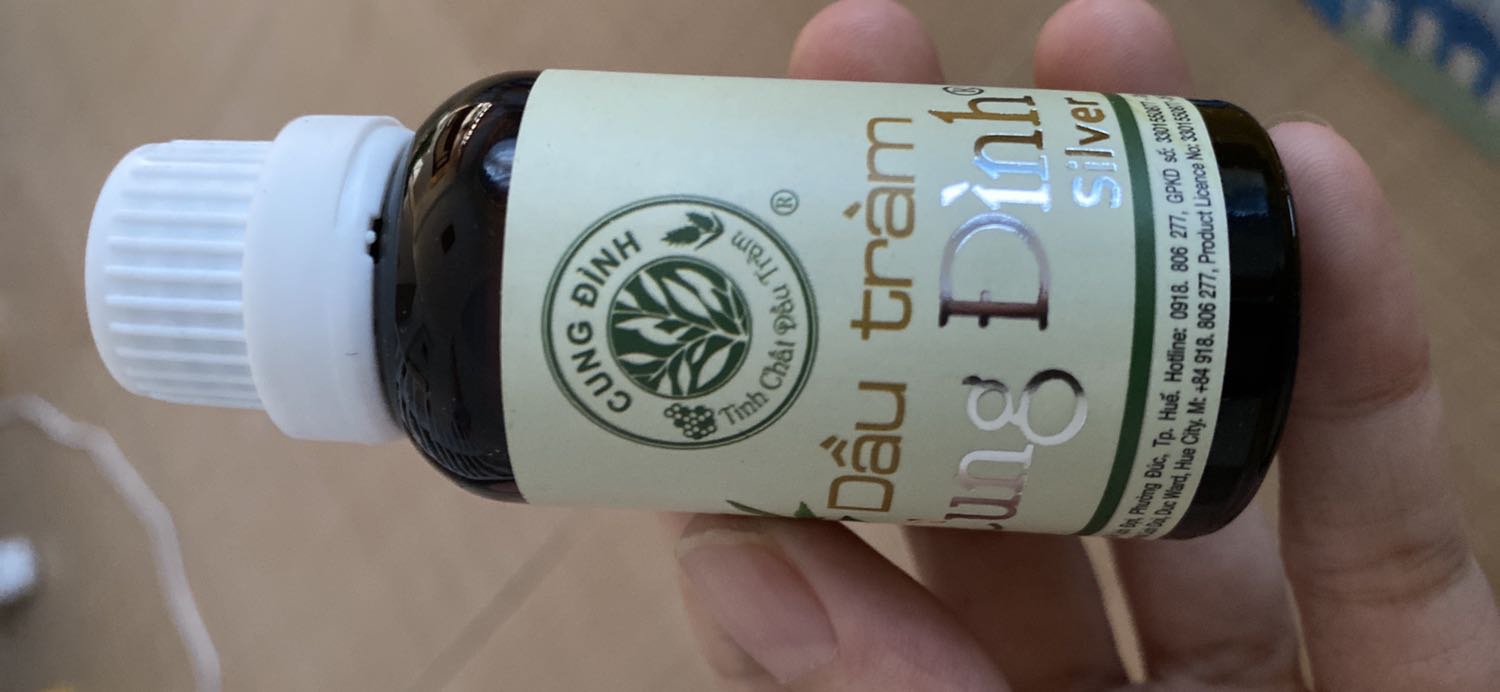 Giao hành nhanh! Mình hay mua dầu tràm cung đình này cho bé để thoa vào các nốt muỗi chích, khá hiệu quả. Nhưng các mẫu chai thuỷ tinh trong nắp đen thì hiệu quả ko bằng Giao hành nhanh! Mình hay mua dầu tràm cung đình này cho bé để thoa vào các nốt muỗi chích, khá hiệu quả. Nhưng các mẫu chai thuỷ tinh trong nắp đen thì hiệu quả ko bằng