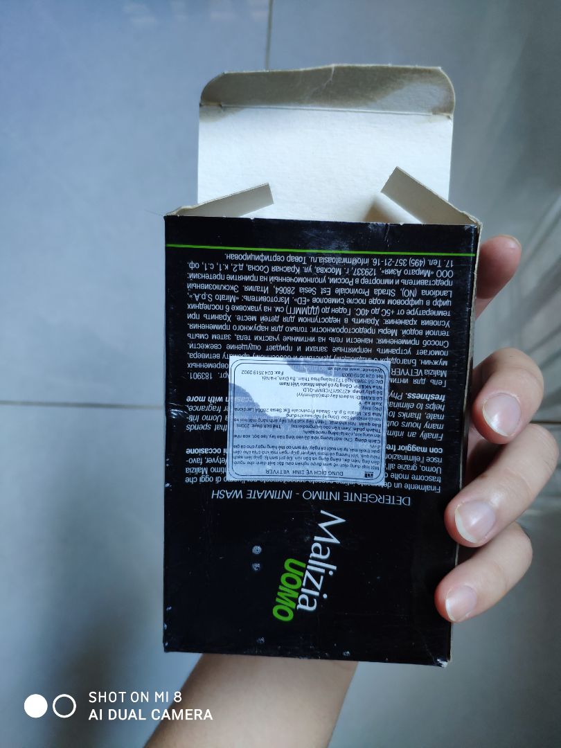 Mình thích đặt tiki vì thường mình đặt khoảng 1-2 ngày là có. Còn khi đặt chay này từ ngày 25/12 đến 30/12 mới nhận được hàng. Khi nhận hàng mình nghe mùi là mình thấy gì không ổn, mở ra là mình nhận được như vậy :) . Dung dịch chảy tràn lang ướt cả vỏ hộp và cả phần miếng đệm  chống sốc nữa :) . Mặc dù có dán thêm miếng đệm và băng keo để không bị chảy, nhưng mình thấy khâu này làm như cho có vì khi cầm lên là miếng băng keo đã sứt ra như ảnh. Dung dịch nó chảy tới mức còn động lại trên miếng băng keo. Còn phụ kiện móc khoá vẫn nhận đầy đủ. Shop nên xem lại vấn đề khâu vận chuyển, mặc dù mình biết lỗi để chảy dd là do lỗi của nhà sản xuất!