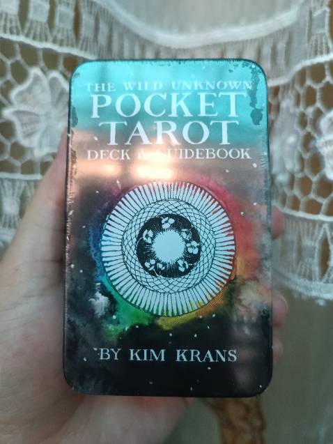 - Giao hàng siêu nhanh
- Đóng gói khá kỹ, hộp thiết nguyên seal
- Fan của Wild Unknown Tarot nói riêng và fan của tarot nói chung không nên bỏ qua vì deal này quá hời. Mình áp mã & xu còn có 180k
- Cám ơn Fahasa đã phân phối 1 tựa tarot siêu đẹp và cá tính về VN với giá thành hợp lý như thế này
- Lá Justice có thay đổi so với phiên bản chuẩn