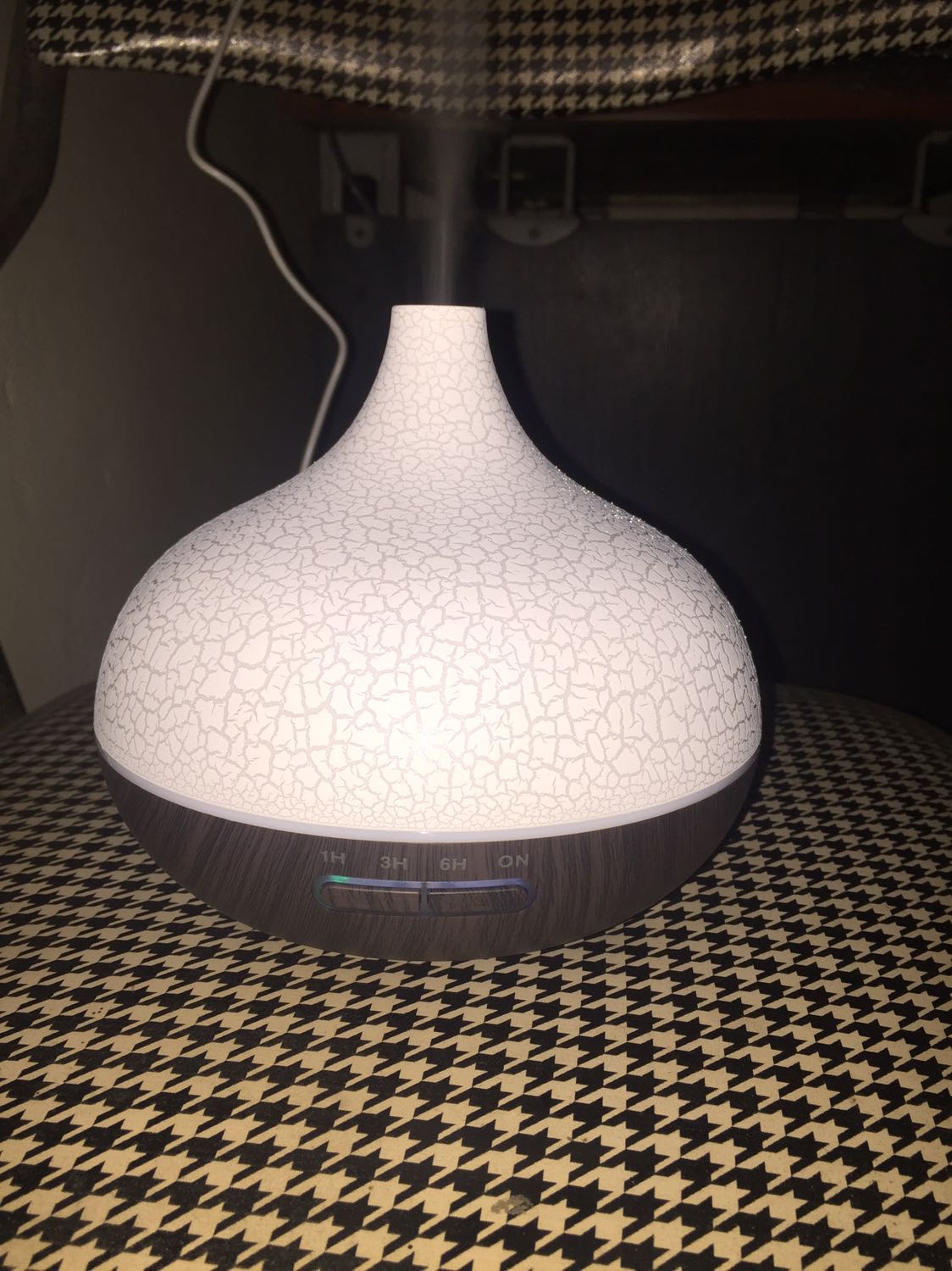 Hình thức đẹp mắt +1
Mới sử dụng mình cho tinh dầu xông CSV 5-7 giọt khuếch tán siêu âm hơi nước mùi nhẹ hơn kỳ vọng ko biết có đủ lượng để khử mùi diệt khuẩn hay không, chưa thử tinh dầu khác. 
Chất lượng chưa biết thế nào nhưng mẫu mã nhìn đẹp 🤠