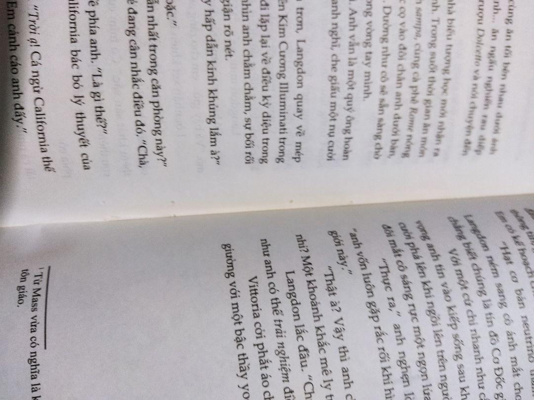 bìa bị xước và gãy do vận chuyển. đường may bị lỗi kiểu này chắc vài bữa bay tùm lum. với là hàng về đến đơn vị vận chuyển rồi không chịu giao cách 3 ngày mới giao. cũng đặt sách đây nhiều rồi mà bữa nay quá thất vọng.