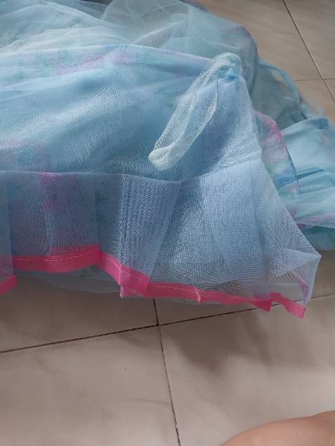 Hàng nhận được có mùi hôi của chất liệu vải hay mực in. Theo mình, đường may hơi dối. Giặt có khả năng tưa hay bung chỉ. Chỗ xếp ly may chưa dính. Chất lượng không được như mình mong đợi. 
Dịch vụ giao hàng của Tiki thì mình ko có gì phàn nàn nàn.