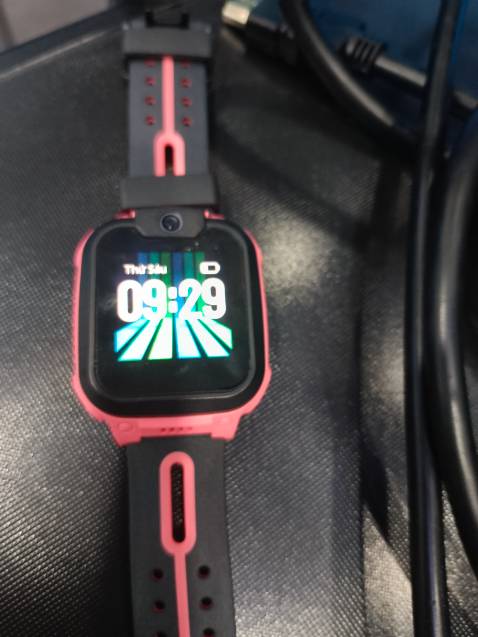 Chính hãng giá tốt,  trường học cho phép dùng. Màu đẹp con rất thích đeo..  định vị con dễ dàng,  app dễ cài đặt