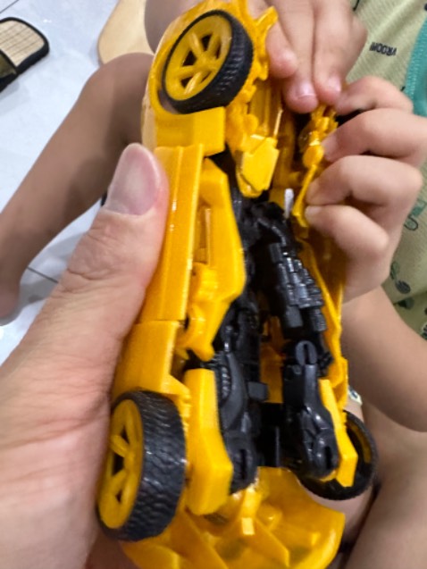 Sản phẩm nhựa mỏng, khớp nối quá tệ, ko chắc chắn.. có thể gây tổn thương cho trẻ nhỏ , khi cố ép lực tay để ráp...😎