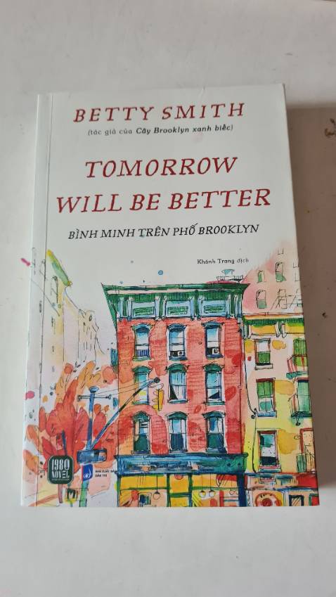 [Bình minh trên phố Brooklyn 
Tomorrow will be better]
Cuốn sách viết về câu chuyện của một cô gái mới chạm ngưỡng cửa vào đời, làm công việc văn phòng, mơ mộng về một gia đình hạnh phúc và những bước trưởng thành của cô. Tuy xuất thân từ xóm lao động, gia đình thiếu trước hụt sau và sống cùng nỗi oán giận của người mẹ, sự nhu nhược của người cha nhưng cô không bao giờ khuất phục trước khó khăn, ngược lại, luôn nhìn cuộc sống rất tích cực, luôn tin có ánh sáng vào ngày mai. 
Cách viết truyện của phương Tây thường sẽ phản ánh đúng chiều hướng tâm lý của con người chứ không tô hồng mọi thứ như cổ tích phương Đông, nên câu chuyện hôn nhân của cô gái ấy không đi đến cái kết trọn vẹn. Tuy nhiên, cuối cùng, nhờ những biến cố ấy, cô đã thấu hiểu cha và mẹ của mình, hiểu cuộc đời, hiểu con người và trưởng thành.
1 cuốn sách nên đọc trong những ngày bão ngang khoảng trời xanh.