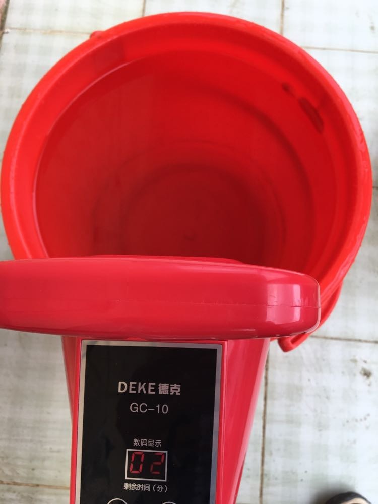 Tôi nhận hàng vào ngày 14/12/2021, bắt đầu sử dụng máy vào ngày 15/12/2021. Lúc đầu máy xoay bình thường, nhưng được 2-3 phút  máy đã đứng lại và số phút trên đồng hồ chỉ nhấp nháy và giảm dần số phút, còn máy thì không xoay. Tôi đã tắt máy và kiểm tra lại vào ngày 16/12/2021 để xem tình hình có thay đổi gì không, nhưng máy vẫn bị như vậy. Tôi muốn trả lại máy này. Mong shop kiểm tra và hoàn tiện lại theo chính sách đổi trả sản phẩm của shop. Trong hình sản phẩm minh họa là tình trạng máy chỉ giảm số phút nhưng không xoay, nước thùng đứng yên.