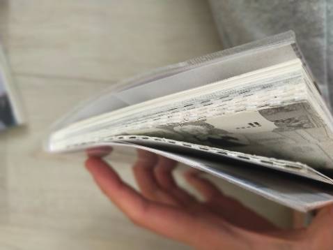 chất giấy và nét vẽ là ok khỏi bàn luôn ạ, có điều là vì giấy là loại bóng nên chưa dc cắt xén gọn, bị dính lại vs nhau như dưới hình