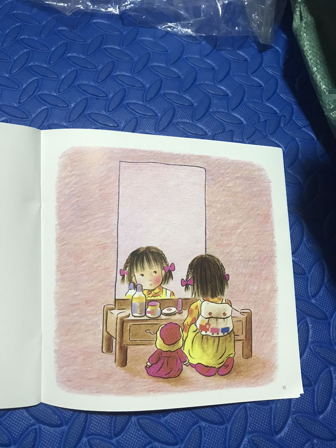 Shop đóng gói cẩn thận. Sách in màu bìa bóng. Nội dung đơn giản ngây Ngô cho trẻ con. Mình đọc mà bật cười vì giống ng y ngoài đời thật. Em bé nghĩ rằng đó là giúp bố mẹ. Nhưng thực ra làm hỏng hết. Chuẩn bị ra ngoài chơi thì tự Chạy ra sân, bị ngã lại bẩn hết quần áo đẹp. Mẹ lại phải thay lại từ đầu. Sale 12k. Hình vẽ dễ thương.