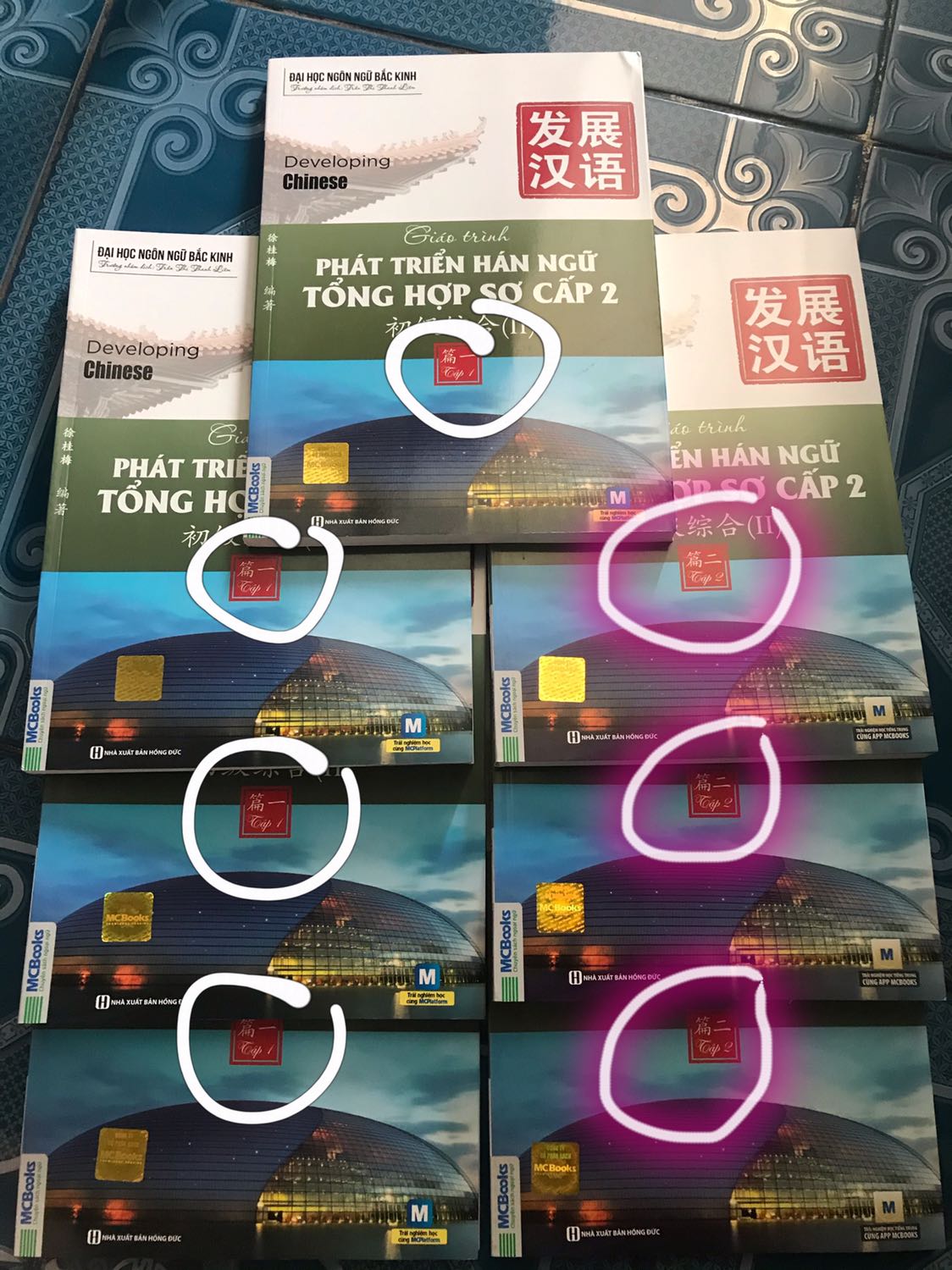 Sách giao sai! Đổi trả phiền phức! 

Chat với nhân viên hỗ trợ mà mệt mỏi lun, có phải lỗi tạo mình đâu! Chả biết khi nào mới nhận đc sách mới, đang cần gấp mà gặp toàn chuyện gì đâu không :((( 

Mua sách tiki rất nhiều lần mà lần đầu gặp chuyện như vậy thấy chán dich vu giải quyết khách hàng của tiki kinh khủng khiếp luôn!