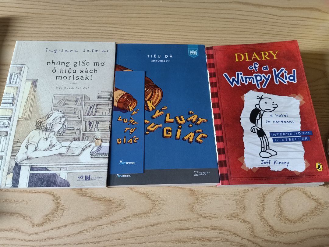 Một cuốn Diary, nhưng thực ra lại là Journal ? . Nội dung đáng yêu, học tiếng Anh qua cuốn này vui lắm ? Tiki giao hàng rất nhanh, mới đặt hôm trước, hôm sau đã có hàng rồi ? Đóng gói cẩn thận, gáy sách không bị méo mó, bên trong cũng không bị lỗi in ấn gì cả. Nói chung rất đáng tiền ?❤️