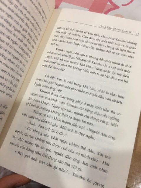 - Về TIKI: giao hàng hơi lâuu xíu thui, sách ko đc bọc gì mà chỉ dc cho vào cái hộp cartoon thôi:((( may mà ko nhăn hay bị gì!
- Về Sách:
  + Đây là lần đầu tui đọc sách của Keigo, thấy mn thích quá trờiii nên mua về đọc thử, ai dè bâyh thành fannnnnn Keigo lun rùiiiiii, chuẩn bị tốn ối tiền mua sách đây😿🥺😆!
  + Cách miêu tả diễn biến nhân vật phải gọi là đỉnh của chóp, diễn tả rấtt “tới” tâm trạng, nội tâm của các nhân vật! 
  + Sách mang giá trị rất nhân văn, sâu sắc về tình yêu giữa người với người.
  + Cái kết khá là sốc😿🥺 ko quá đáng sợ nhưng mà khiến tui suy nghĩ về nó nhiều lắm luôn huhu!!! 
  
nch là rất nên mua nhaa❤️‼️🔥 cố gắng kiên nhẫn đọc hết cuốn là úi dùi uiii phải nói là đỉnh của chóp luônnn!