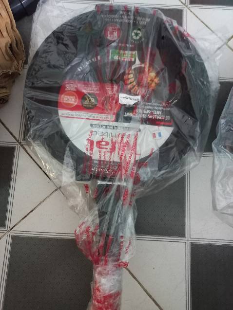 Sản phẩm chống dính tốt, cầm chắc, nặng tay, đóng gói cẩn thận, tặng thêm 1 chảo sâu lòng, rất hài lòng.