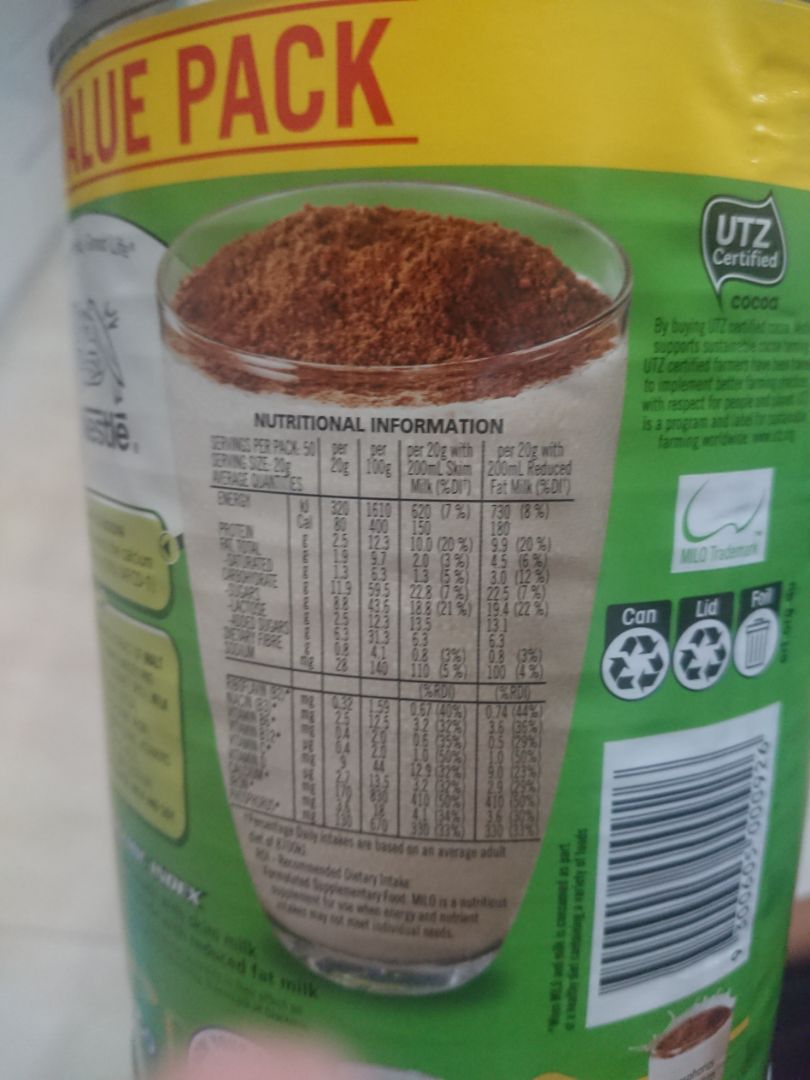 Mình đặt Tiki now nên giao hàng khá nhanh, sản phẩm được đóng gói, bao bọc kĩ càng. Vỏ hộp nhìn còn khá mới; thành phần của hộp của hộp cũng khác với hộp nhựa bình thường: bên hộp thiếc mình mua, trên vỏ bao bì sản phẩm chỗ thành phần không có sữa bột tách kem, bù lại tổng chiếc xuất lúa mạch của hộp thiếc là 35%, qua đó mình thấy được sữa ở hộp thiếc không thơm bằng sữa trong hộp milo bình thường nình hay uống. Nắp hộp được làm bằng thiếc hơi mỏng chút, nên mở ra không cẩn thận sẽ bị biến dạng.
Kết luận: sản phẩm ít béo hơn milo bình thường, đáng tiền mua.