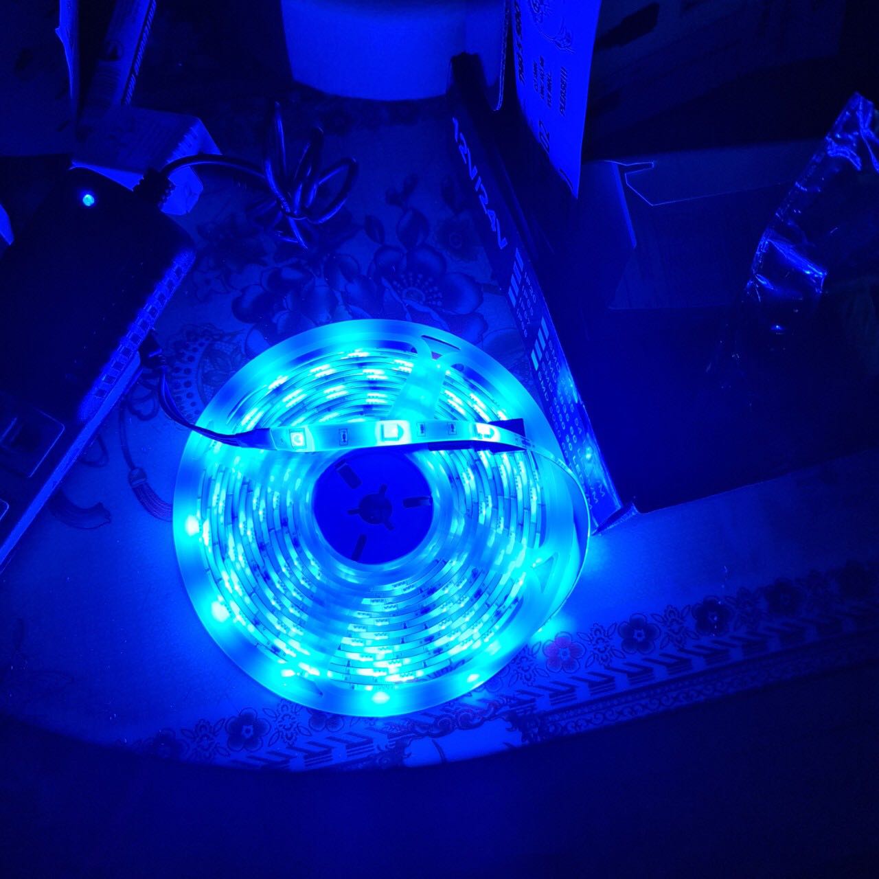 Ánh sáng lên màu rất ưng, keo dính chắc rất ok, nhìn sản phẩm rất chất lượng, đóng gói cẩn thận, giao hàng nhanh.