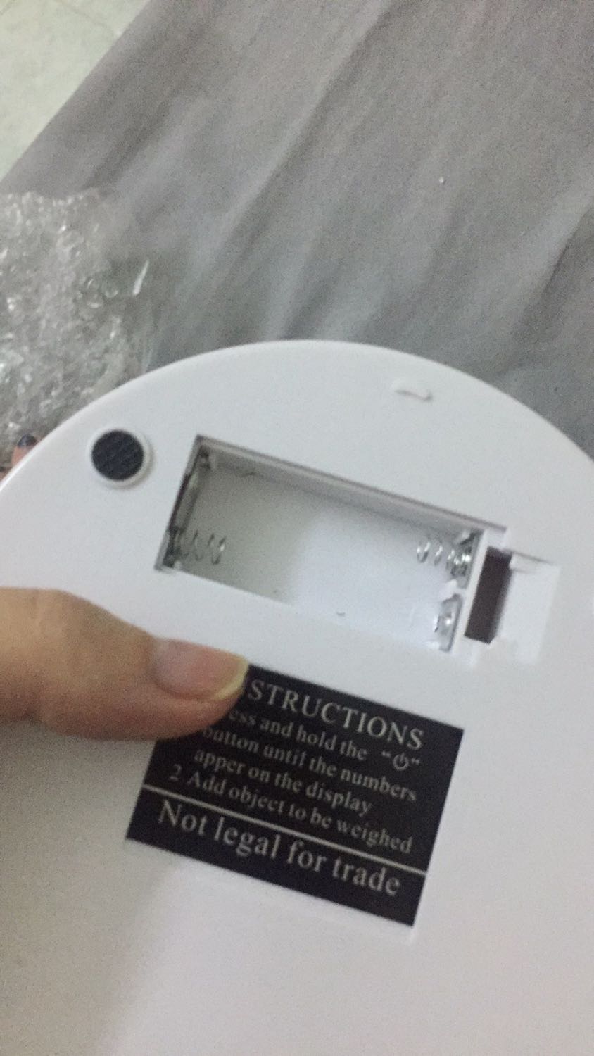 Cân nhận được rất cũ còn vết bẩn, ngoài ra không hề có pin như trong mô tả. Rất thất vọng về chất lượng sản phẩm. Hi vọng Tiki sẽ kiểm duyệt bên bán hàng kỹ hơn. Chưa mua pin để chạy thử nên k biết thế nào. Khuyên mọi người không nên mua nhé.