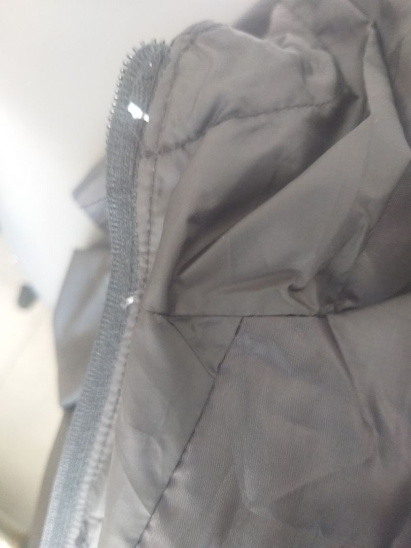 nhìn chung áo tạm được. Nhưng hai bên cổ trước bên trong bị đùn. chân cổ sau bên ngoài so le không trùng nhau. nách ngoài so le không trùng nhau. giao hàng quá lâu. cho shop 4sao. rút kinh nghiệm. quý khách hàng nếu có mua nên suy nghĩ kỹ trước khi mua.