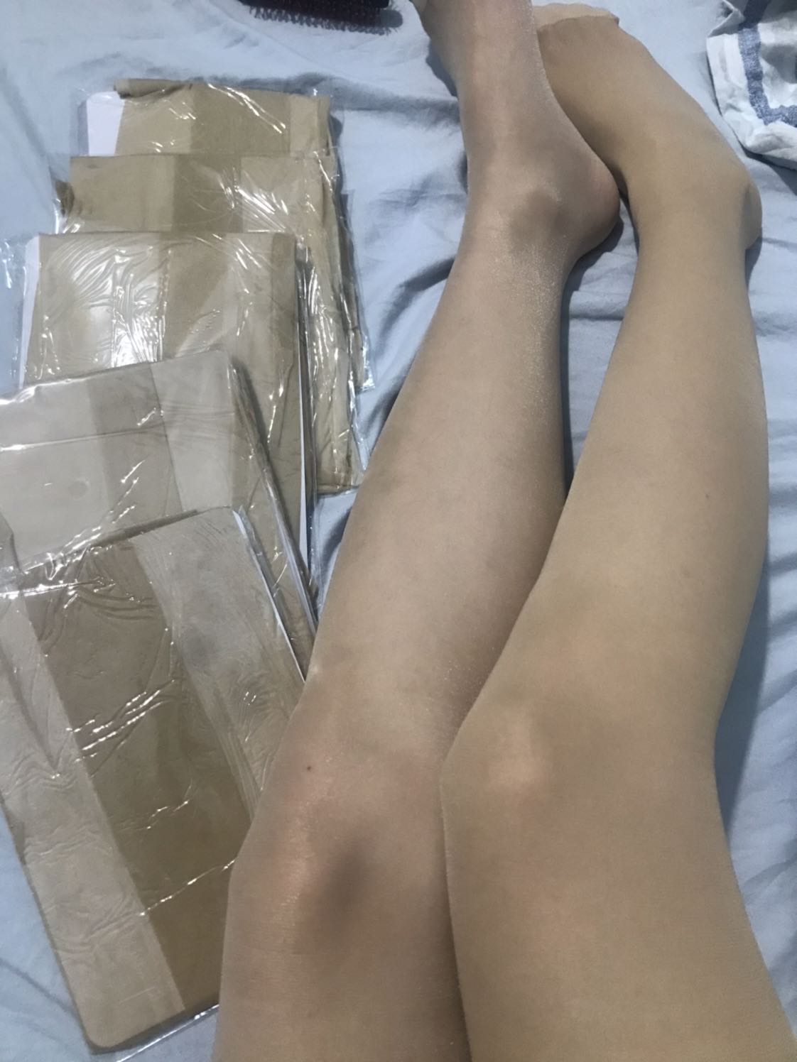 Đợt trước mình mua combo 3 đen 2 da về thấy vớ rất ổn, không dễ xước, che khuyết điểm tốt nên mình mới mạnh dạn đặt thêm combo 5 đôi da (khác nhà cung cấp). Nhưng lần này về hàng thì vớ quá mỏng, rất dễ xước, không hề dai. 
   Hình mình chụp chân bên phải là vớ mua đợt trước, chân bên trái là mua đợt này. Bao bì của sản phẩm của 2 đợt cũng khá khác nhau