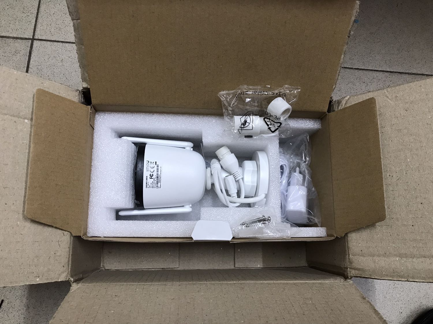 Camera 2MP cho hình ảnh rõ nét, có chống nước nên sử dụng ngoài trời ok, 2 ăng ten bắt sóng wifi khá ổn. Mua hàng của Tiki Trading hoàn toàn yên tâm về chất lượng và dịch vụ ạ.