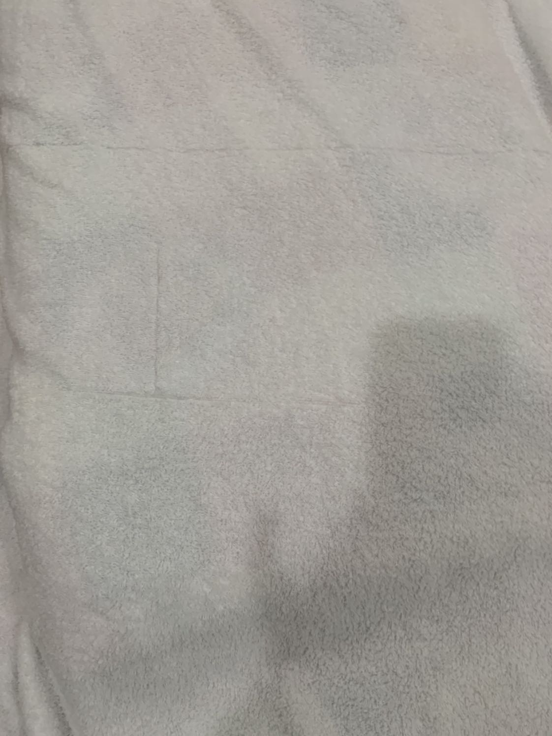 Tôi đã nhiều lần mua hàng tiki nhưng chưa bao giờ thất vọng như lần này. Tôi đã đăng nhân xét về sp khi tôi bóc hàng và thấy đủ 2 cái, khăn tuy ko dày như quảng cáo nhưng có thể chấp nhận được. Nhưng đến khi tôi giũ ra đi giặt để sử dụng thì thất vọng tràn trề, khăn bị lỗi đường dệt rất nhiều, tôi chụp lại gửi kèm. Shop làm ăn mất uy tín, bán hàng như *** đảo vậy. Một lần thôi, lần sau là  kệch luôn, ko bao giờ mua nữa.