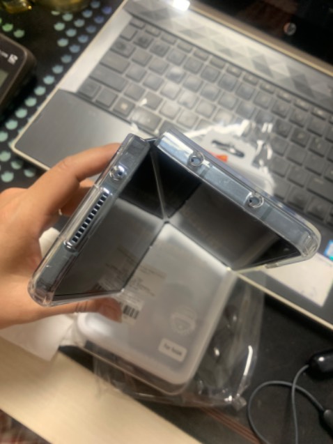 Giao cực nhanh, đóng gói cẩn thận. Sản phẩm dày dặn, ốp cho màn hình nhỏ khá dày nên gõ chữ ngay mép hơi khó , dễ bám vân tay