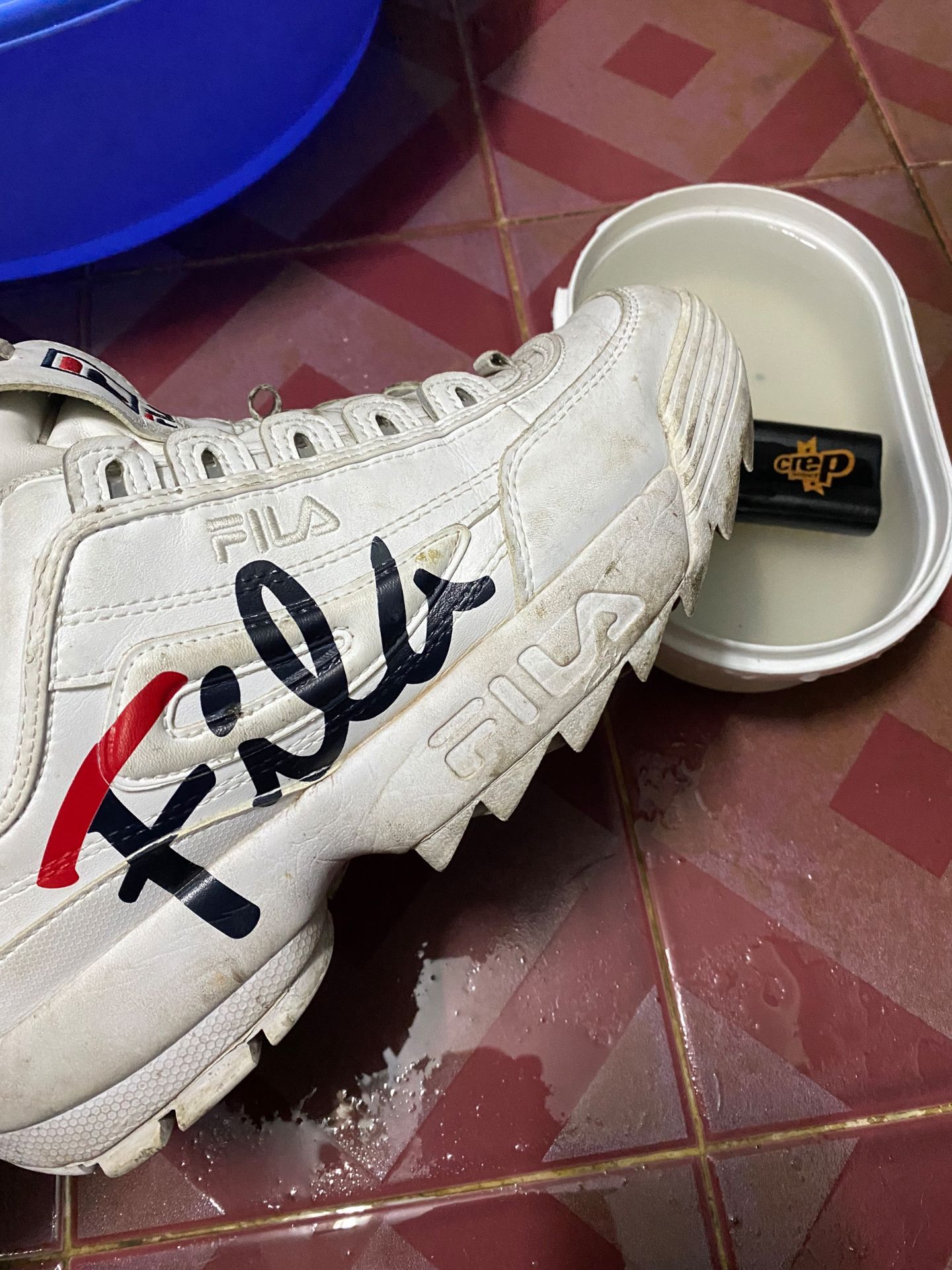 Không có gì ngoài từ "Tốt"
Sạch được tầm 9/10 phần, tuy nhiên các đôi giày vải thì hơi tốn hơn do chưa kịp chà bao nhiêu nó đã thấm vào hết rồi.