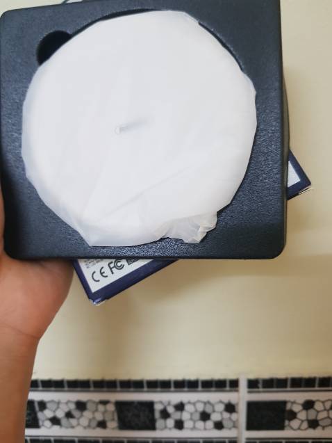 Sản phẩm được giao rất nhanh, đặt khuya hôm trước là trưa hôm sau đã nhận được, sản phẩm đẹp như hình, rất mỏng nhẹ thân chí còn mỏng nhẹ hơn cả hộp phấn, rất gọn và tiện đem đi đây đó, dây và các đầu chuyển đổi ok dùng được nhưng về tốc độ sạc đầy và độ bền thì sau khi sử dụng 1 thời gian thì mình sẽ quay lại feedback sau (riêng cổng lightning ko dùng được khi ghim trực tiếp vào dây sạc kèm theo mà phải thông qua cổng USB kèm theo mới dùng được, nói chung thì với giá thành 169k của hãng cũng khá ổn áp và nên mua rồi. Shipper nhiệt tình vui vẻ thân thiện, thanks all