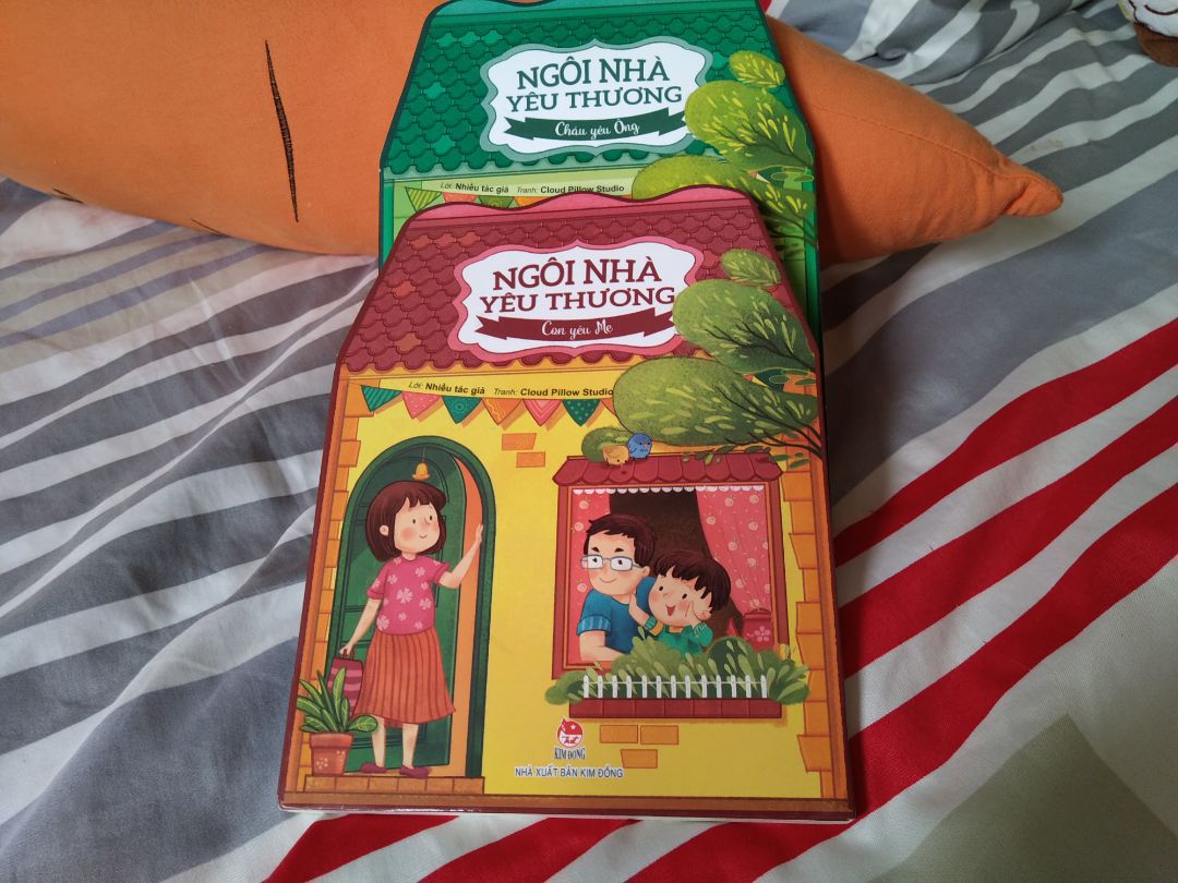 Sách nhiều hình ảnh đẹp, màu sắc ấm, thể hiện tình cảm gia đình giữa mẹ và con. Trang sách cứng cáp, chữ to, phù hợp để các bé tập đọc và đánh vần. Thích hợp để đọc cho bé trước khi đi ngủ.