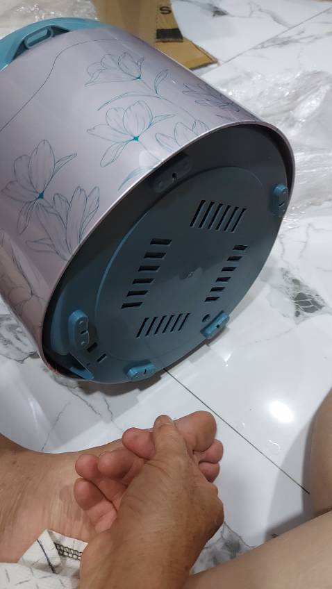 Nồi cơm hư hỏng đủ chỗ. Vừa mở ra thì cái đế đã thủng vào như này làm nồi cơm nghiêng hẳn một bên, sửa lại vẫn không được. Chỗ nút bấm thì rơi ra ngoài lộ cả dây điện. Hư hỏng thế này mà cũng đem gói hàng đi bán được à ?