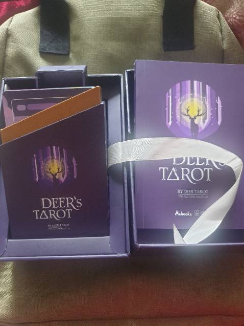 Bộ bài hoàn thiện đẹp, chắc chắn. Các lá bài màu sắc bắt mắt hợp năng lượng với mình, tuy nhiên lá bài hơi rít khó xào lắm. Mong nhà xuất bản cải thiện ở những phiên bản sau ( hoặc các bộ bài mua bản quyền khác )