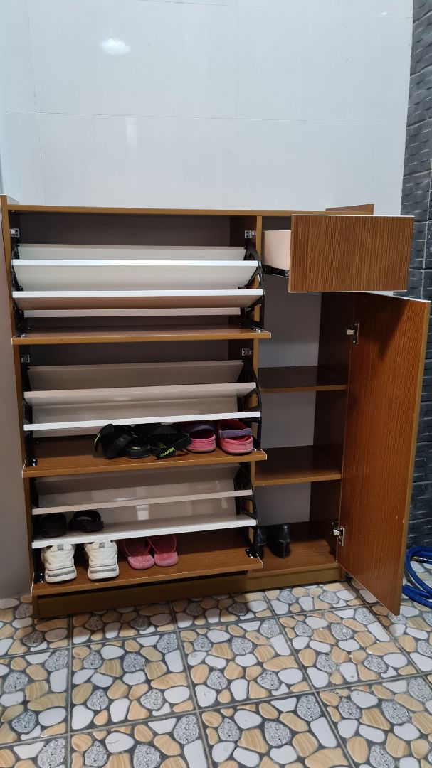 Giao hàng siêu nhanh là đây! đặt buổi trưa, chiều có luôn. Tủ đẹp, to, để giày dép, mũ nón thoải mái. Có điều với giày tây, giày thể thao thì ko để vừa, phải mở 1 thanh ra rồi bỏ ngang giày lại. Giao hàng siêu nhanh là đây! đặt buổi trưa, chiều có luôn. Tủ đẹp, to, để giày dép, mũ nón thoải mái. Có điều với giày tây, giày thể thao thì ko để vừa, phải mở 1 thanh ra rồi bỏ ngang giày lại.