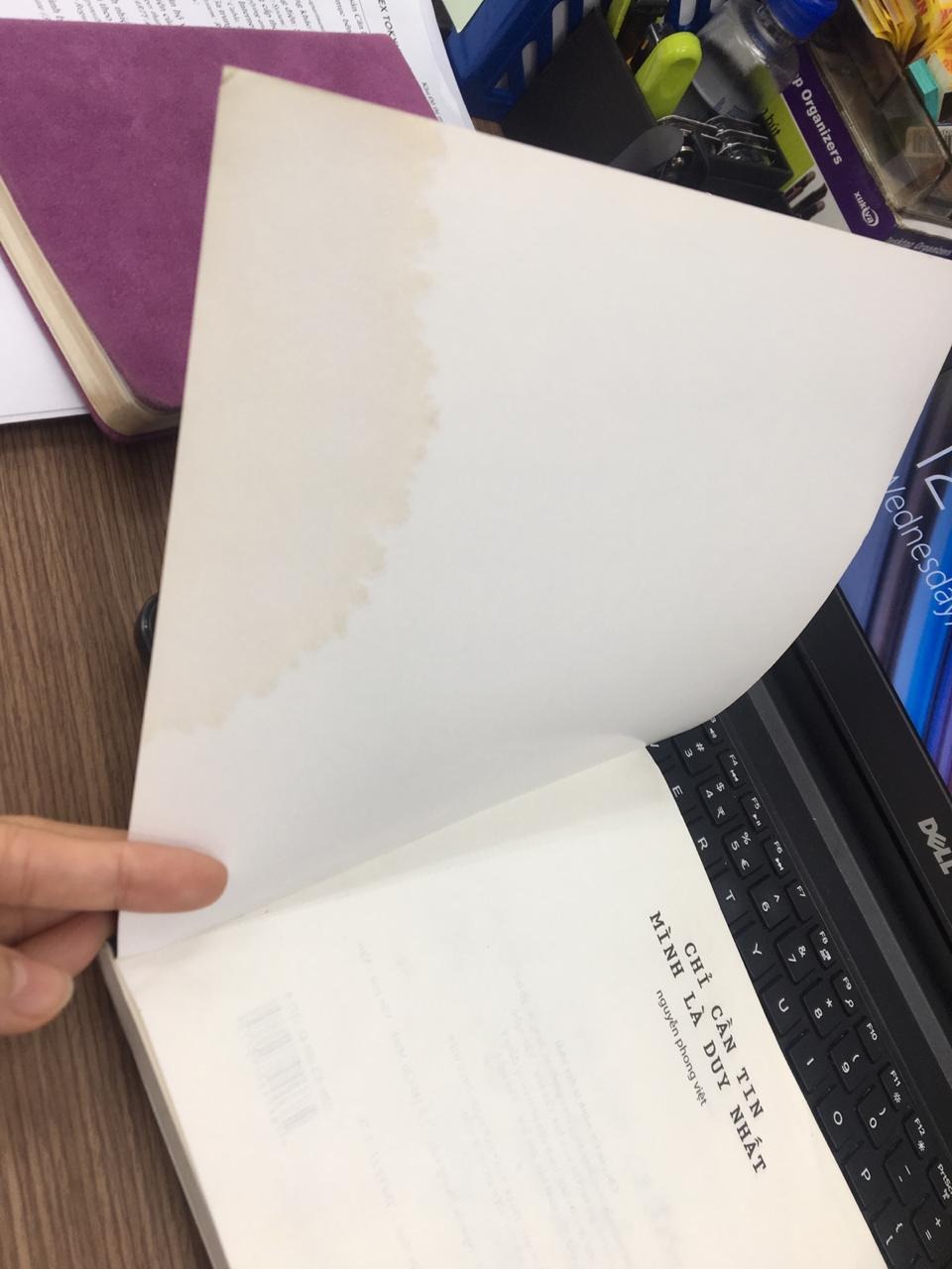 Sách ko có bao bì, bị ố vàng do đã từng thấm nước, cong vênh trầy xước. Đựng trong 1 thùng giấy lớn mà ko có chèn chặn gì. Lần thứ 2 order hàng trên Tiki mà nhận được sản phẩm đóng gói tệ. Thất vọng!!!