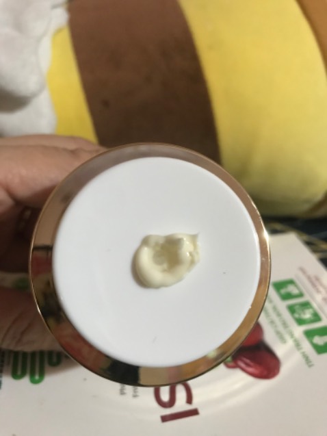 Vỏ hộp kem rất đẹp. Thích nhất chỗ bấm để lấy kem
Mình bôi thử một tí mà nhìn da sáng mịn như trang điểm vậy. Sịn xò quá 
Chắc sẽ nghiện em này mất thôi