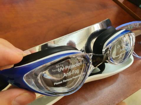 Kính cận tốt,Giá khá rẻ so với dòng khác nhưng chất lượng rất ngon lành  , Mẫu đẹp đeo rất thoải mái . Sử dụng lâu dưới nước mà không bị hở vào nước hay mờ .Độ cận chính xác tương đối , không bị nhức mắt hay khó chịu