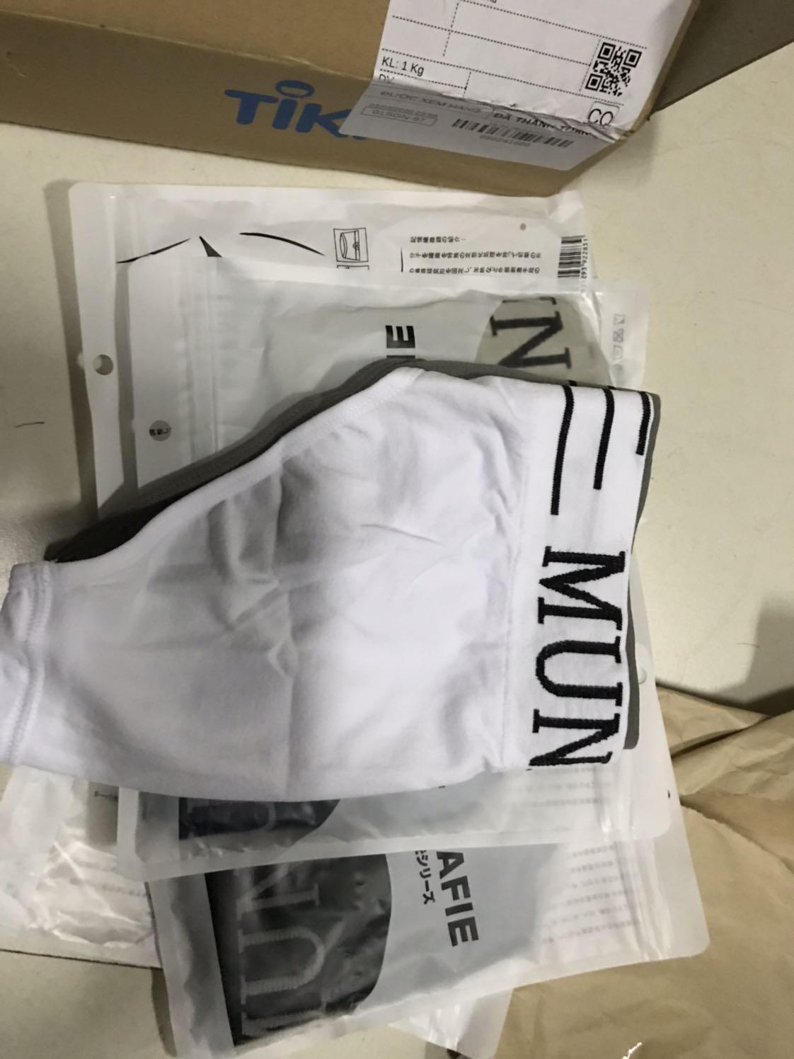 Hàng đúng mẫu, chất liệu tốt đóng gói rất đẹp. Rất đáng tiền