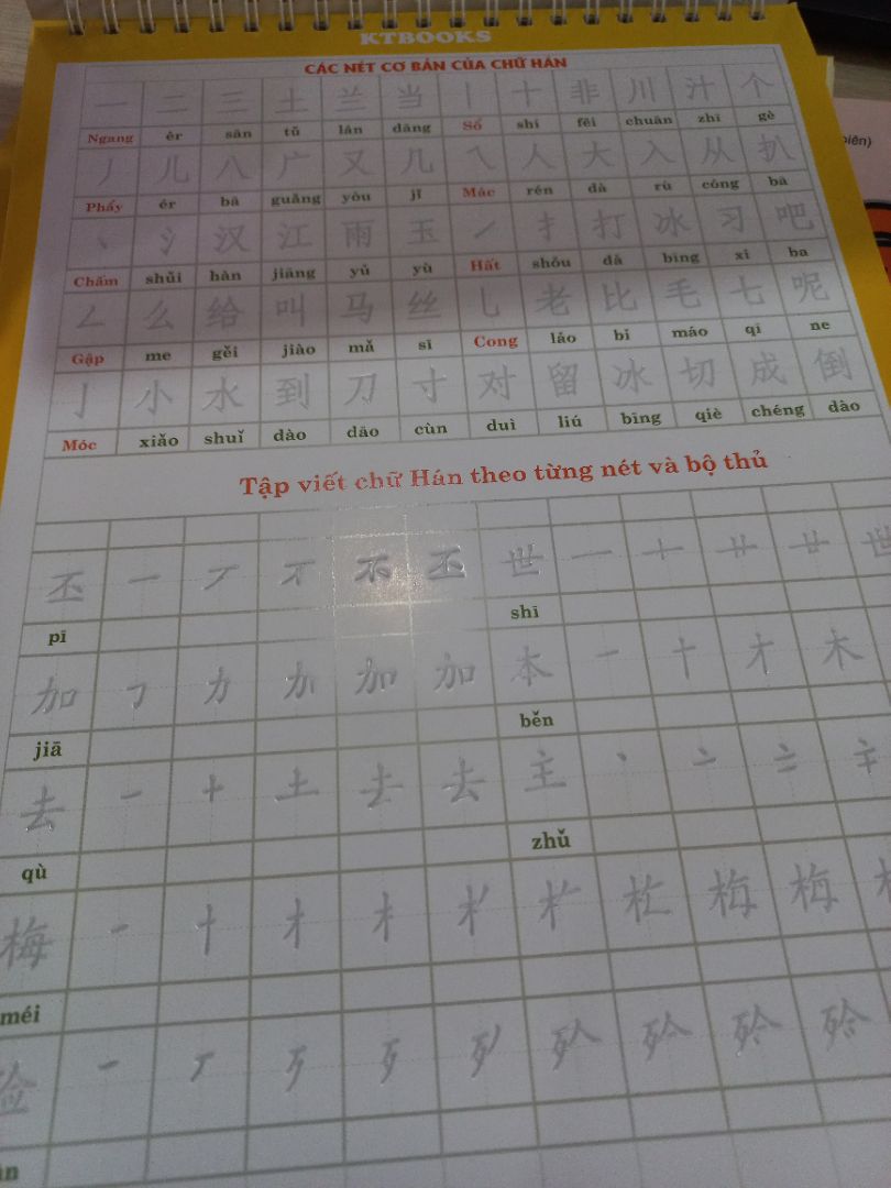 Cuốn luyện viết chũ khá dày, hàng đóng gói k có bao chống sốc nên bị nhăn góc, bộ ngòi bút nhiều, sách giải nghĩa từ vựng trình bày dễ hiểu. Nhìn chung tạm ổn, nên mua để luyện chữ viết đẹp hơn