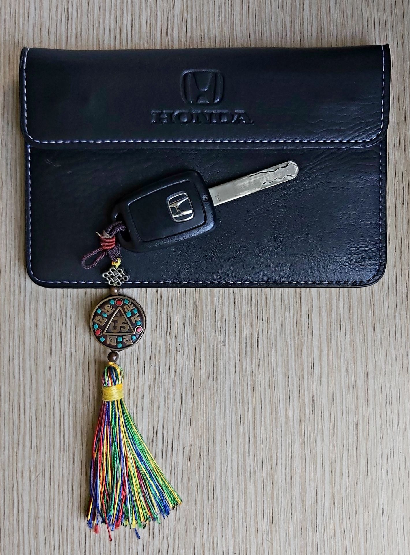 Sản phẩm đẹp, đường may chắc chắn, da mềm. Sp thực tế nhận được giống trong hình. Giá yêu thương 🤩. Dịch vụ giao hàng Tiki tốt, hàng được giao sớm hơn hẹn. Thanks!