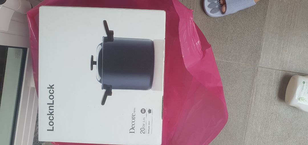 sản phẩm khá nhẹ, đẹp, quai nồi bằng nhưna đường kính 20cm, khá sâu, dung tích 5.4lit, sp đóng gói kĩ, hàng giao siêu tốc