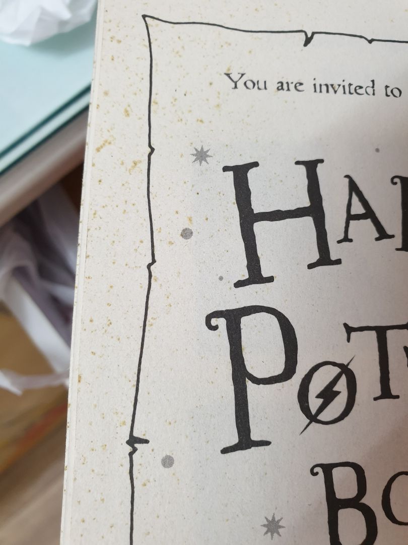 không biết chụp ảnh có nhìn rõ không. bìa vô cùng bụi, gấp mép. cái đấy với mình không phải vấn đề. nhưng trong sách còn bị ố vàng luôn. nếu không phải gáy còn mới thì mình đã nghĩ là sách cũ. mong tiki bảo quản tốt hơn. ví dụ lau qua sách trước khi giao