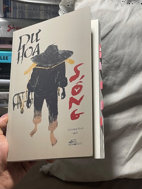 Hay nha. Bác Vũ Công Hoan dịch nên văn phong rất đúng tinh thần luôn, không nàu mè dài dòng, không "ráng" để chơi chữ như những tác phẩm mình từng gặp. Bác dùng từ rất hay. Nó khiến bạn đọc và cảm nhận được trần trụi tác phẩm. Không bị hình thức về câu chữ dài dòng làm người đọc đi lòng vòng.
Với nhiều người nội dung sách là bi kịch của nhân vật, buồn thảm hoặc ám ảnh. Nhưng với mình thì lại có ánh sáng, sự kiên cường của con người, dù bi kịch hay hay không, thì vẫn "sống", và đôi khi cuộc đời dù có chút bi kịch nhưng ta vẫn kiên cường sống trọn thì lại... ý nghĩa hơn ấy. Có cái để nhớ, có cái để kể, có cái để biết mình kiên cường như thế nào.
Mình chưa từng biết về tác giả, mua bộ sách vì thích tone màu của bìa. Mình hay mua "tuỳ duyên" và lần nào cũng gặp duyên hợp gu hết.
Đọc xong thì có tìm hiểu về tác giả mới biết cũng bác khá nổi tiếng. Nhưng hơi lạ trên booktok không thấy ồn ào những tác phẩm hay như thế này😂. Hay gu đọc của số đông k không giống vầy ta.