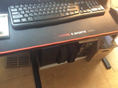 Bàn máy rộng rãi, có thể đặt 2 máy vì tính cùng làm việc. Đặc biệt bàn có thể nâng, hạ chiều cao nên rất hữu ích, giúp người dùng vừa làm việc và đi lại tránh phải ngồi nhiều tốt cho sức khỏe . Shop tư vấn nhiệt tình về lắp ráp, chỉ hơi tiếc là shop không giao cho mình mẫu mới như quảng cáo, tuy nhiên mẫu cũ cũng chắc chắn và khá đẹp.