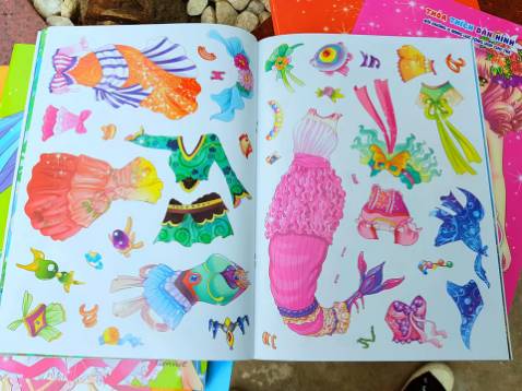 Bộ dán hình có 6 cuốn nhiều hình ảnh đẹp, dễ thương bé nhà mình rất thính