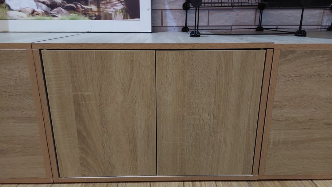 Tủ chắc chắn, phụ kiện đầy đủ, giao đúng hẹn, lắp lên xếp 1 dãy rất ưng. Nhưng cánh cửa tủ bị lệch và có vài lỗ khoan ko đúng phải khoan lại.