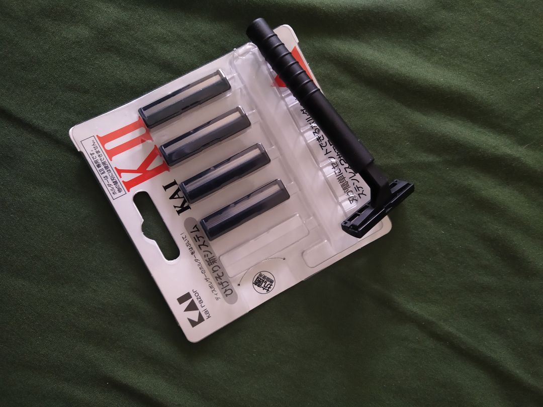 Đóng gói cẩn thận, giao hàng đúng hẹn, đẹp, nhỏ gọn, dùng sắc, chúc shop bán được nhiều!