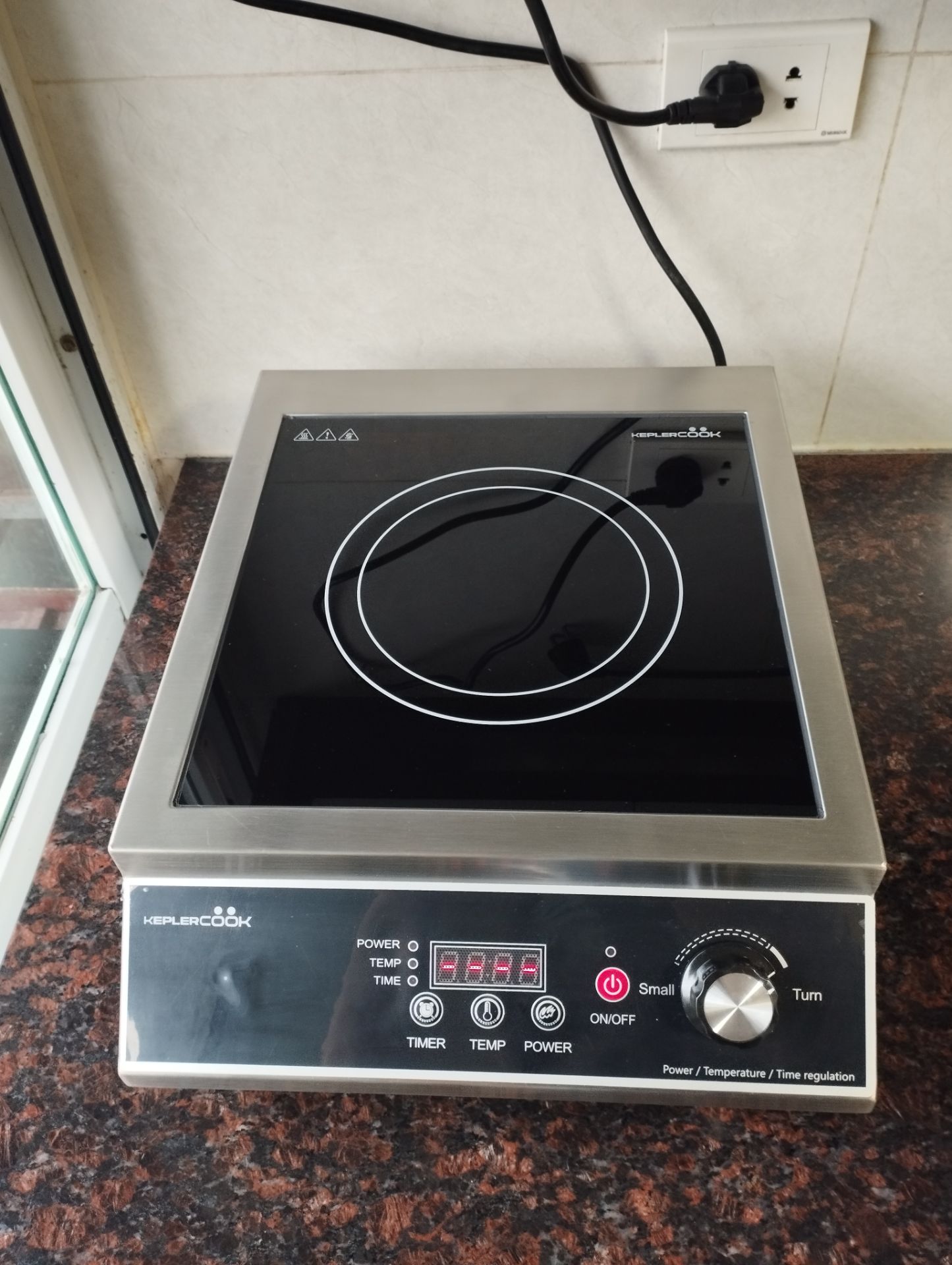 Bếp đẹp & chắc chắn, do công suất lớn nên hơi ồn nếu dùng để nấu ăn gđ. Bên vận chuyển ship hơi lâu, ngóng mãi cuối cùng cũng nhận đc bếp. Cảm ơn shop & Tiki.