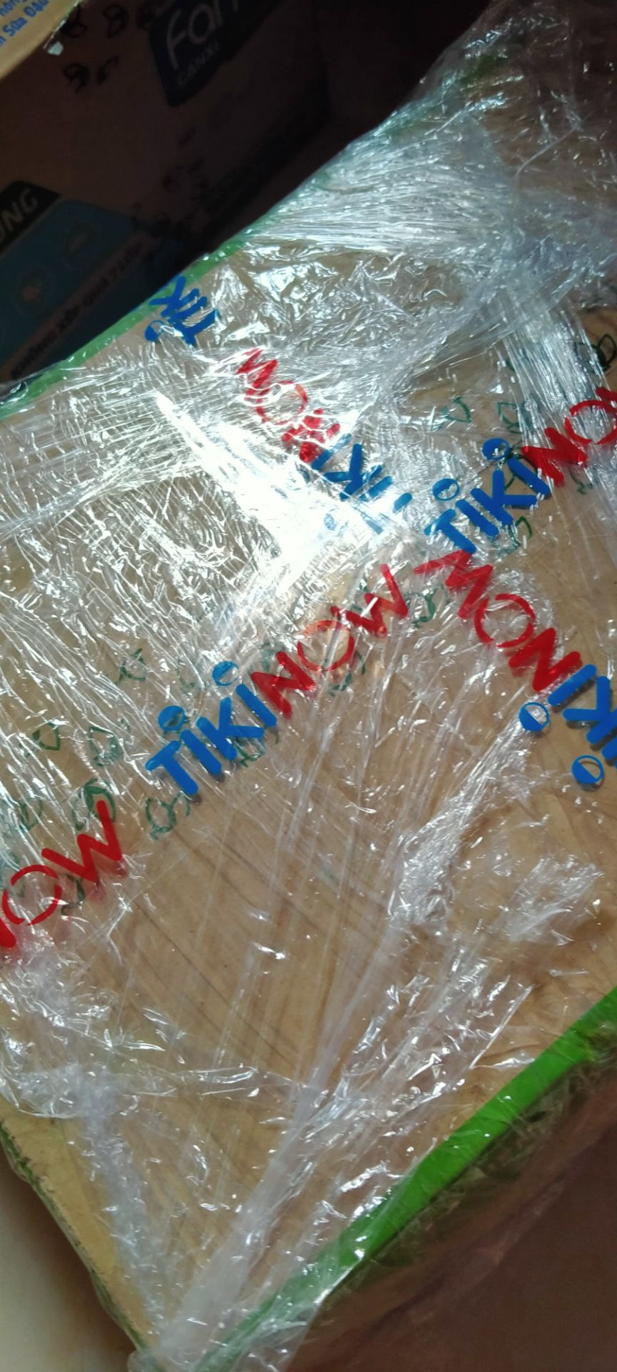 Giao hàng nhanh đóng gói kỹ nhưng hơi bực vì thái độ của shipper. M là mua thùng thứ 2 thôi nhờ ng nhận hộ nhưng shipper nhớ địa chỉ bảo giọng kiểu đam mê sữa hay sao mà mua lắm vậy. M nghe kể lại thôi nhưng cũng ko hài lòng khi nói thế, biết khách mua về làm gì đâu mà bảo thế khác nào bảo khách đừng mua nữa à.