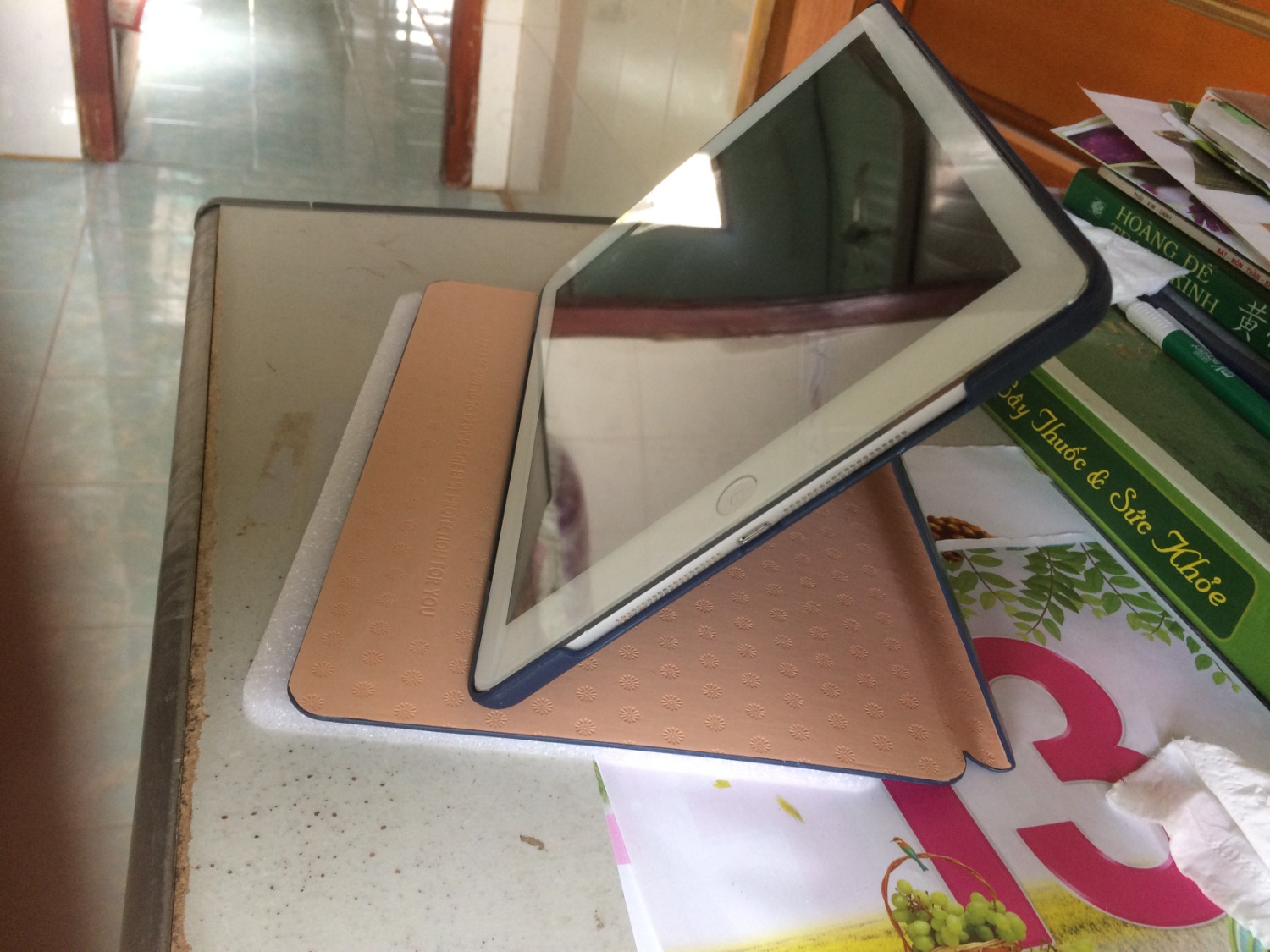 Vừa vặn ipad air, tốt trong tầm giá, hơi nặng khi để giá đứng thì cảm nhận rất vững. Mua về nhận xét luôn, không biết sài thời gian có bong tróc lớp da ở ngoài không thì chưa biết. Mức giá này tạm ổn!