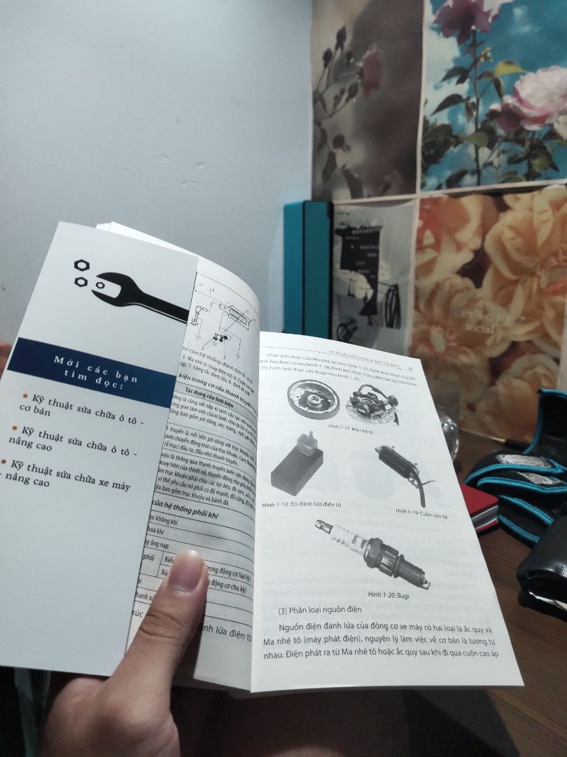 xưa học chuyên lý mà 4 năm nay theo khối ngành bên kinh tế, giờ đọc lại cuốn này thấy tư duy kĩ thuật mình vẫn còn. Mua cuốn này ko phí đâu các chàng trai, áp dụng vào sửa xe mình trước nếu gặp sự cố, rồi cách bảo trì, tất tật tật gần như đủ cả về xe máy.. Mình đọc xong sẽ đưa ba tham khảo thêm, mặc dù ổng cũng giỏi mấy việc này..