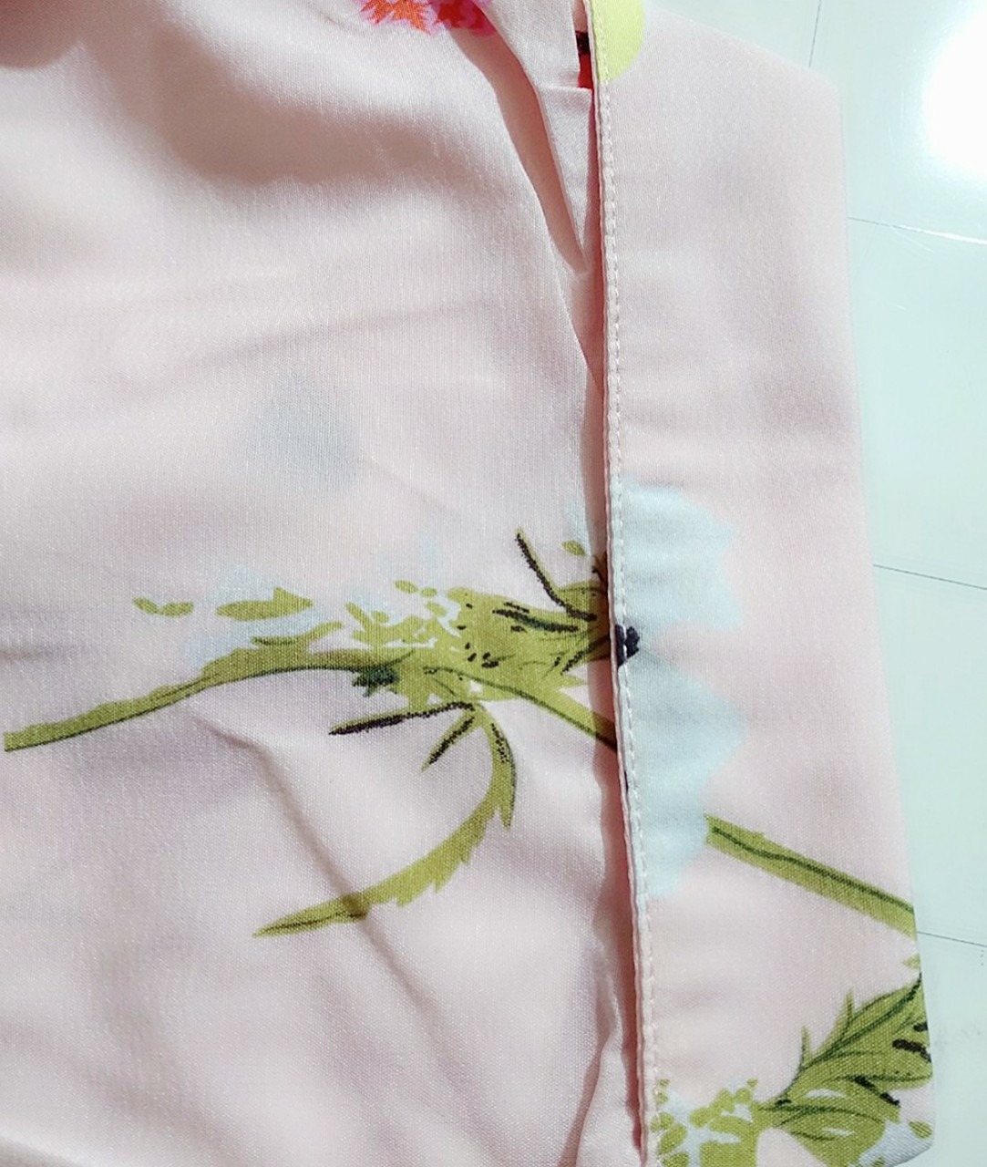 Em mới nhận hàng chiều nay, có một vài nhận xét như sau: Vải đẹp, màu sắc y hình, size áo thì chọn như shop mô tả nên vừa khít luôn. Phom áo nhỏ đó, nên phải lưu ý như kích thước shop đề ra thì mới vừa. Cơ quan mình làm toàn mặc sơ mi không à, nên gặp mẫu này thì ưng ý quá, mình sẽ mua thêm 2 màu xanh và trắng nữa để thay đổi. Nói chung áo sơ mi tầm giá này  mà chất được như vậy là quá tốt rồi.